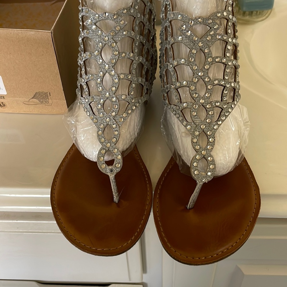 Melaa Diamond crested thong sandal